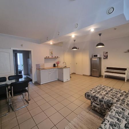 Camellia Studio Apartment & Parking Рига Экстерьер фото